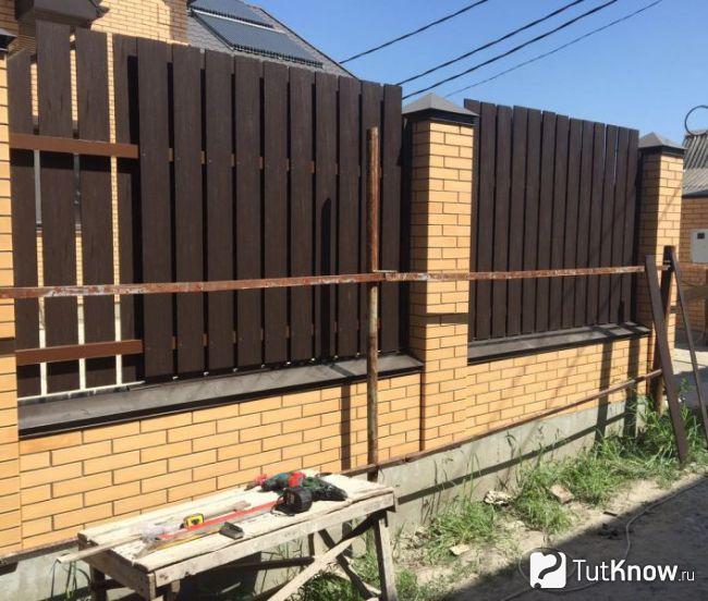 Как сделать забор из ДПК