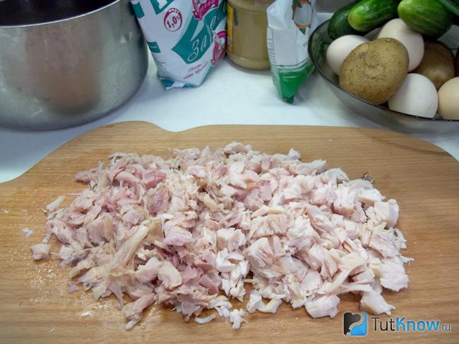 Куриная грудка нарезана кубиками