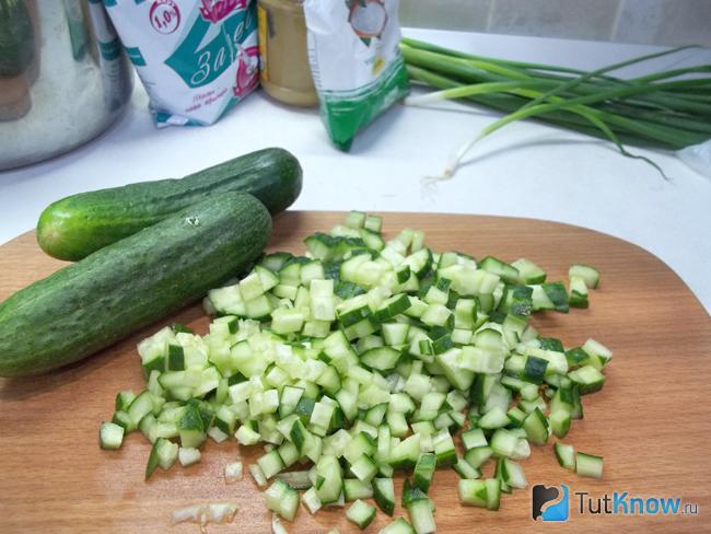 Огурцы нарезаны кубиками