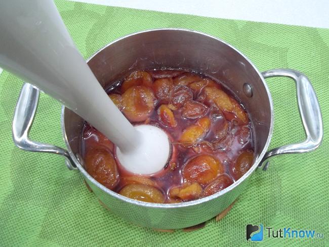 Сливы отварены и пюрированы блендером