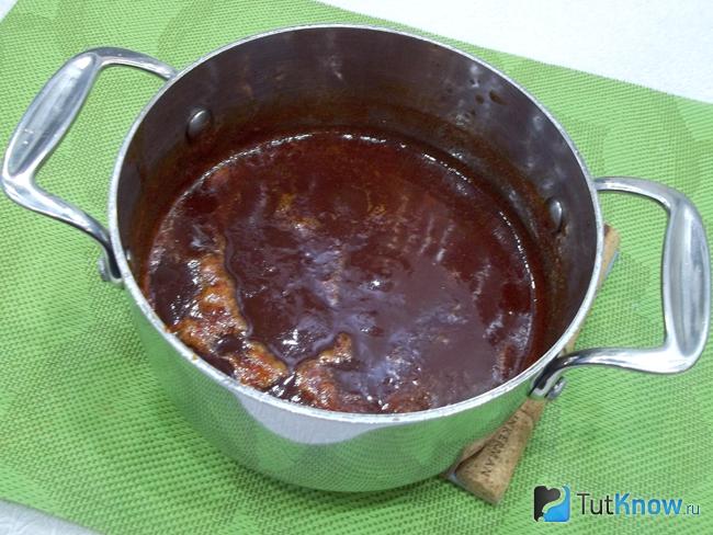 Готовый конфитюр из слив в кастрюле
