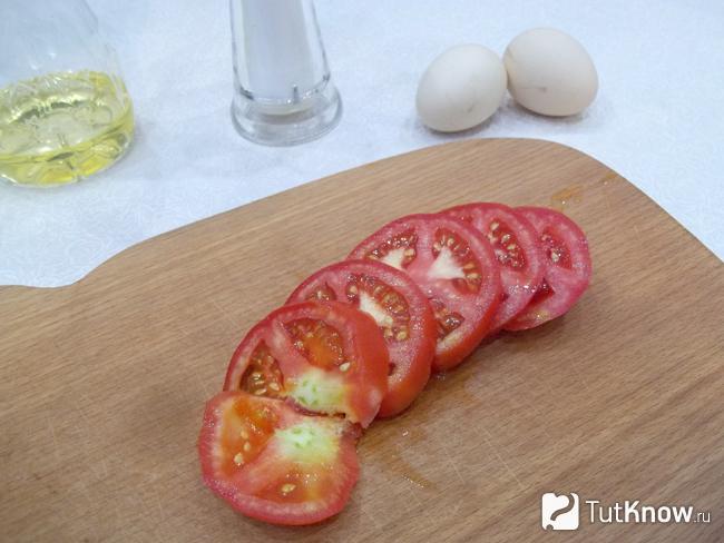 Помидоры нарезаны кружочками