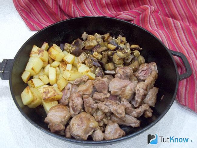 В сковороде соединены все продукты