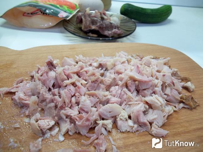 Курица нарезана