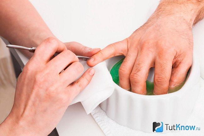 Процесс размягчения кожи на руках