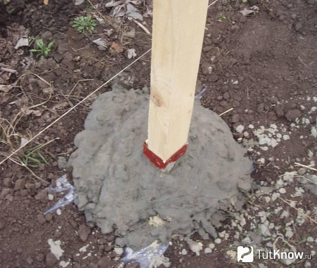 Установка деревянного столба для забора