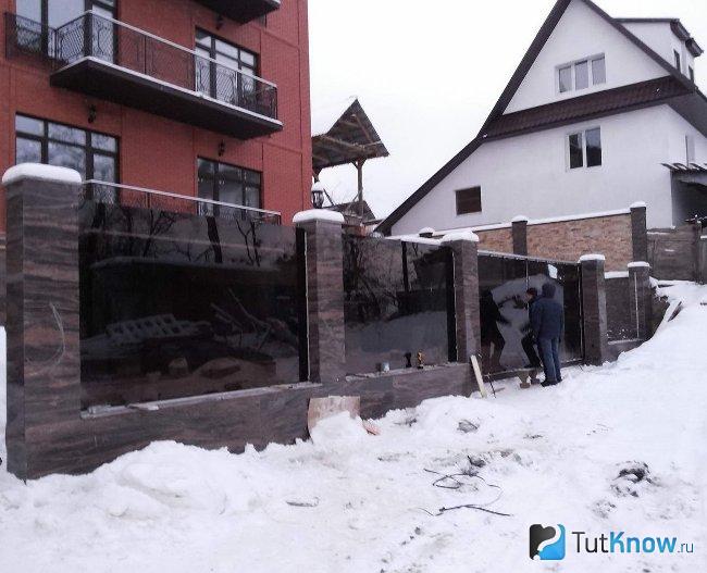 Стеклянный забор для участка
