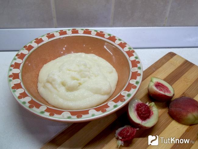 Каша сварена, персики нарезаны