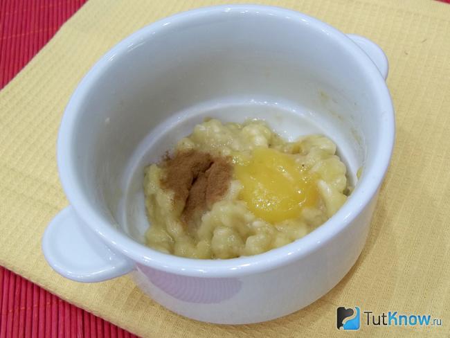 Бананы соединены с медом и корицей