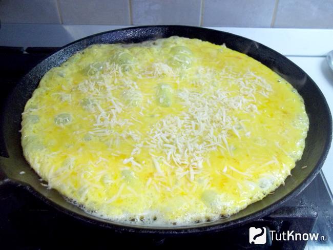 Сыр выложен на яйца