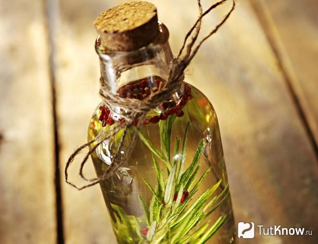 Закупоренная бутылочка с маслом розмарина