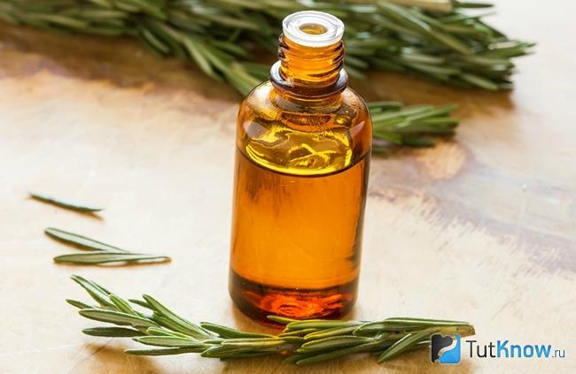 Баночка с маслом розмарина крупным планом