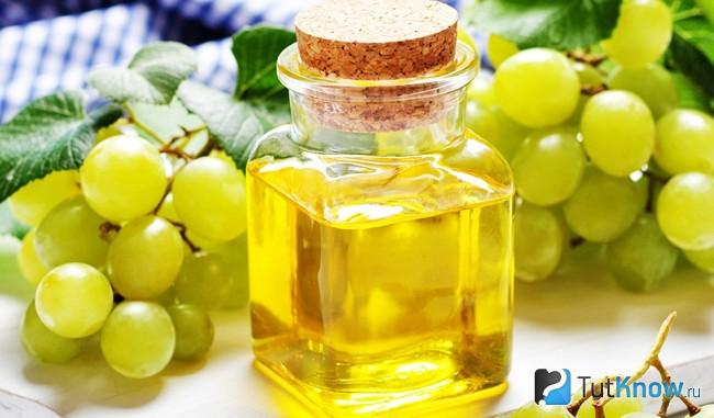 Закупоренная ёмкость с маслом из виноградных косточек
