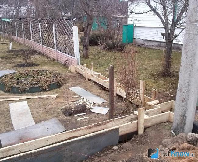 Устройство фундамента для забора из бессера