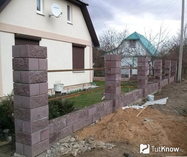 Монтаж забора из бессер-блоков