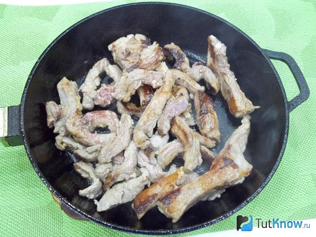 Мясо жарится