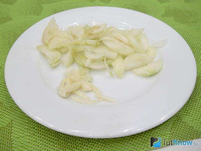 Лук и чеснок нарезаны