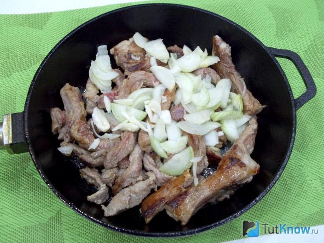 К мясу добавлен лук