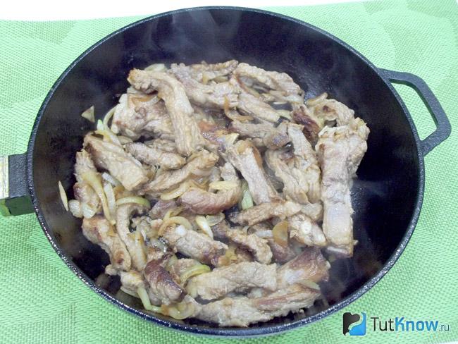 Мясо с луком жарятся