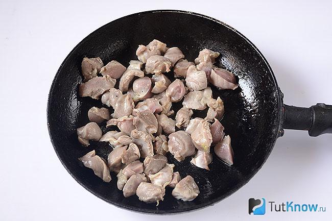 Куриные желудки на сковороде