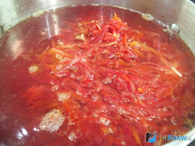 В бульон опущена свекла с морковью