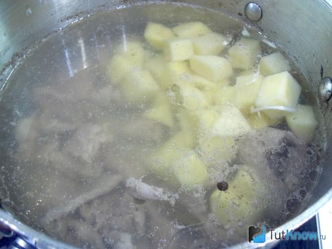 В бульон опущен картофель