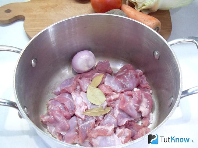 Мясо с луком варятся