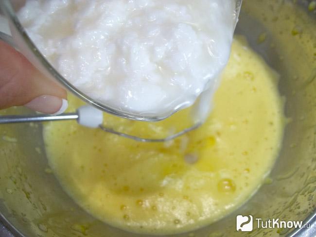 К яйцам влито масло и кислое молоко