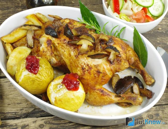 Курица с грибами и лавровым листом