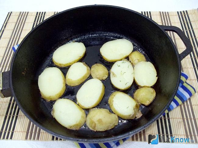 Картофель жарится в сковороде