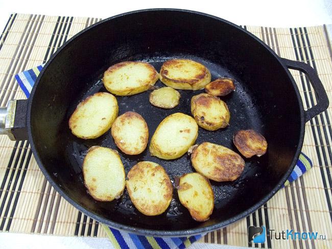 Картофель жарится в сковороде