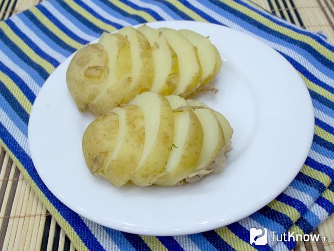 Отваренный картофель нарезан слайсами