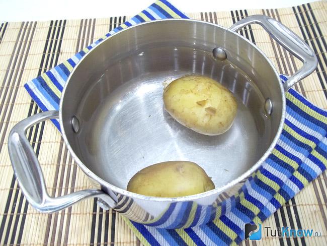 Картофель варится