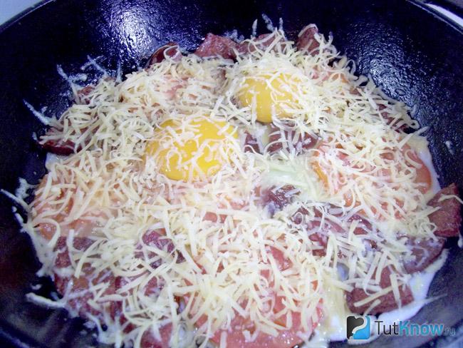 Яичница присыпана сыром
