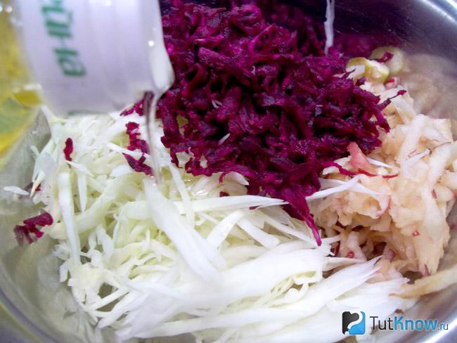 Продукты заправлены маслом