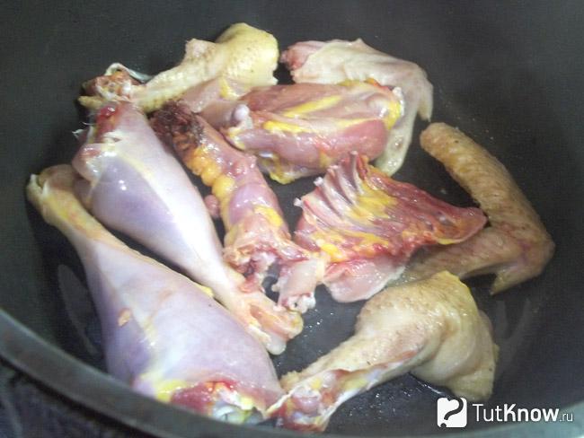 Курица жарится