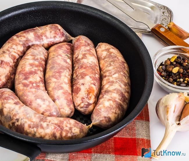Домашние куриные колбаски с сушеным чесноком