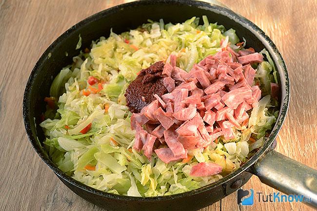 Колбаса с капустой и овощами в сковороде