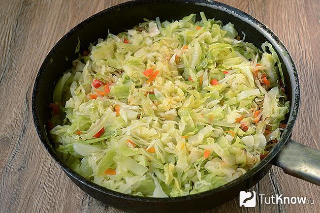 Обжаренная капуста с овощами