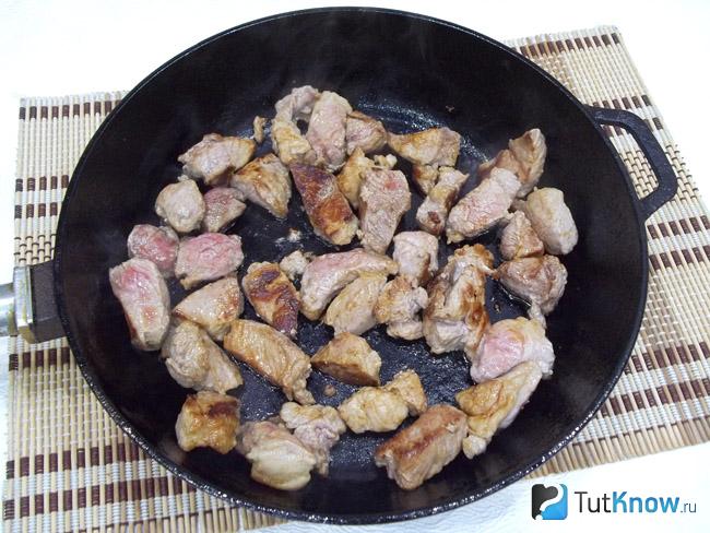 Мясо жарится в сковороде