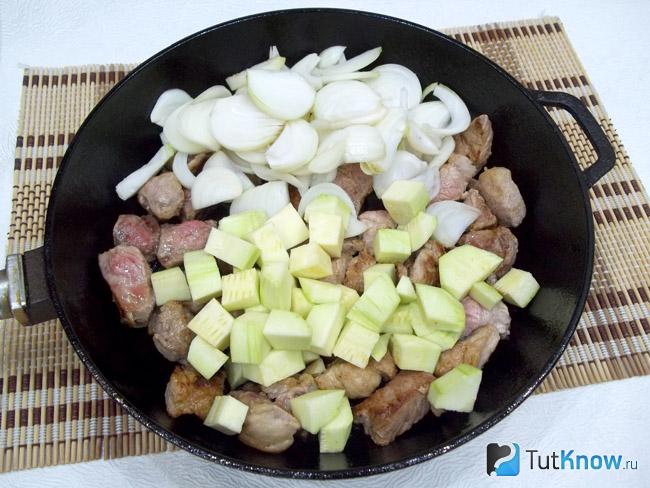К мясу добавлены кабачки и лук