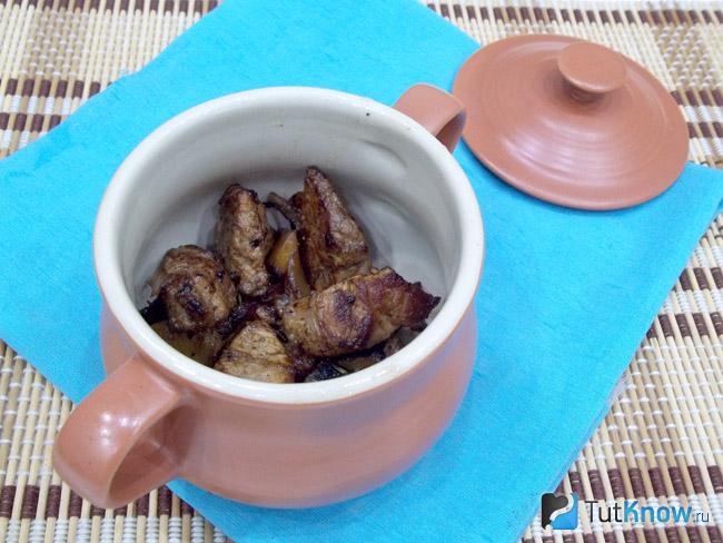 Мясо с кабачками и луком разложены по горшочкам
