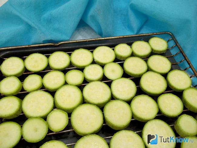Кабачки нарезаны и выложены на решетку для запекания