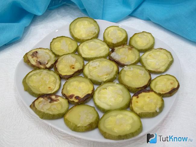 Кабачки выложены на блюдо