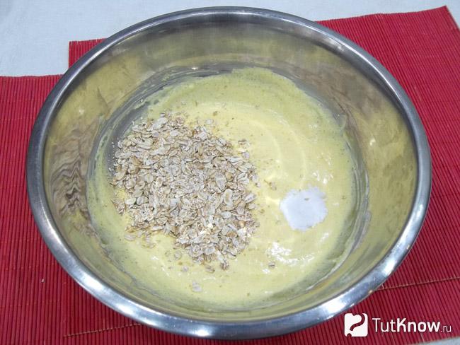 Продукты взбиты и добавлены овсяные хлопья