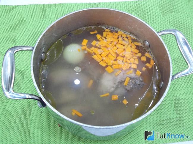 В суп опущена морковь