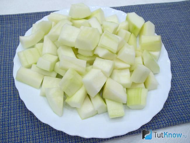 Кабачки очищены и нарезаны
