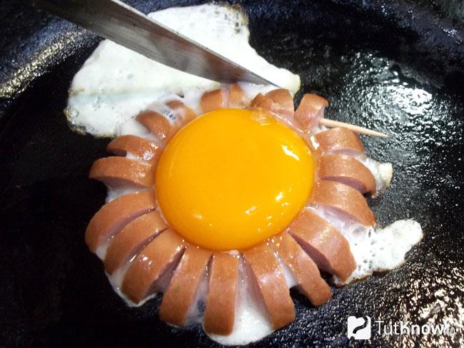 По кругу сардельки обрезаны излишки белка