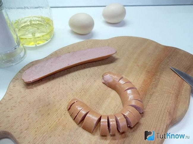 Сарделька нарезана вдоль полосками