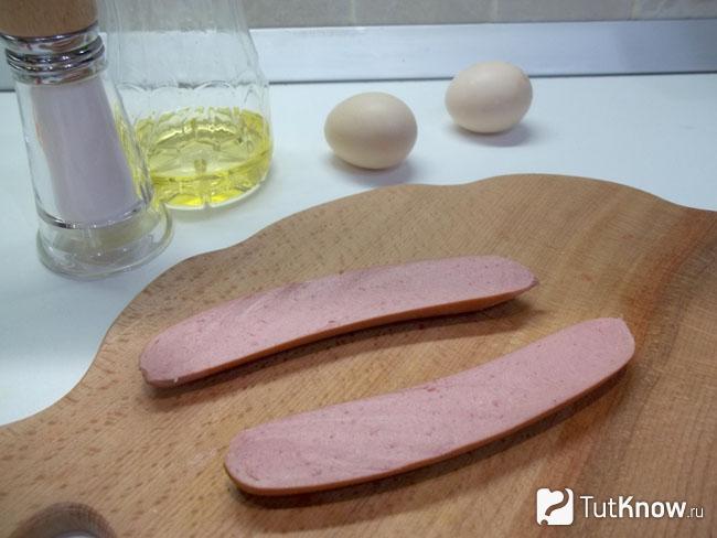 Сарделька разрезана пополам